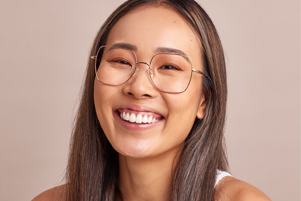 Amber eyeglasses frame worn by model.